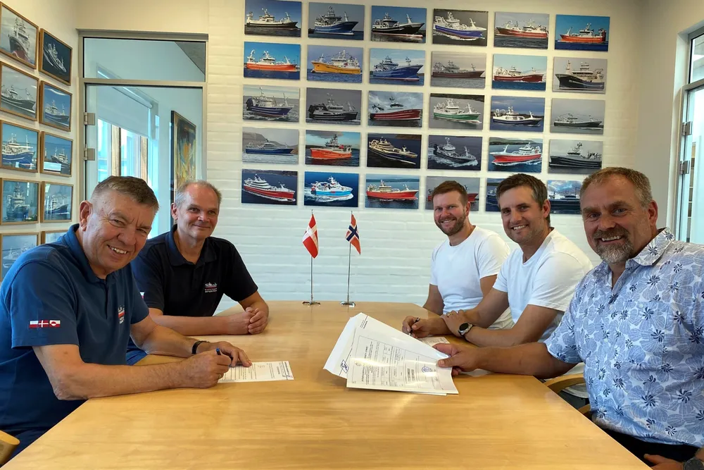 Kombisnurperen «Knester» til rederiet Knester AS i Bekkjarvik i Austevoll. Personer ved signering, fra venstre: Knud Degn Karstensen, Kent Damgård, Alf Martin Sanne, Daniel Stenevik og Kai Eliassen. Markus Stenevik var ikke til stede ved seansen.