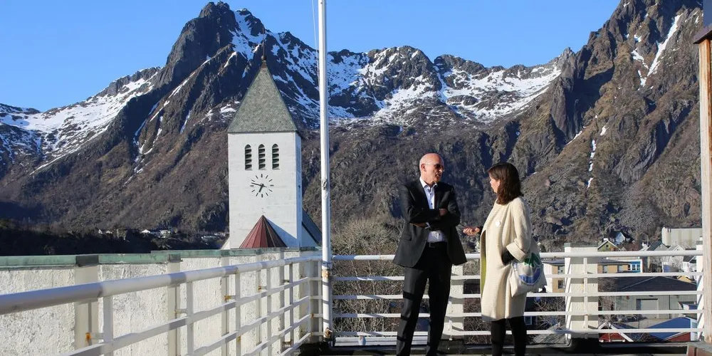 Ørjan Robersten fra LoVe Petro og Bente Kristin Lorentzen fra Folkeaksjonen Oljefritt LoVeSe står på hver sin side i oljespørsmålet, men har likevel en fin tone og stor respekt for hverandre. - Vi skal jo leve sammen også etter at en avgjørelse er tatt, sier de to. Foto: Jørn Mikael Hagen.