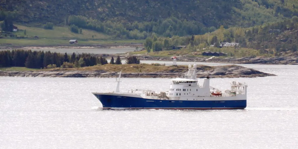 Snurperen «Libas» på 94 meter har de siste dagene vært på inspeksjonsoppdrag for Statnett i Ofotfjorden. Her fotografert ved Porsøya på tur innover fjorden. Foto: Jon Eirik Olsen