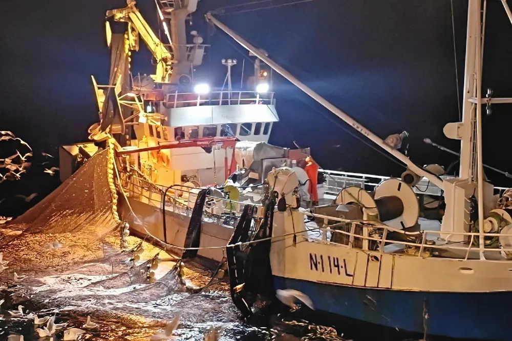 «Lurøybas» sikret seg sild på Kvænangen, deretter gikk turen til Løddingen for levering.