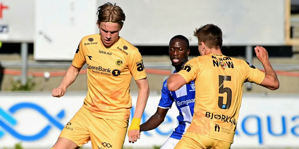 . FOTBALL OG LAKS: Bodø/Glimt har stor suksess denne sesongen. Bodø-klubben har vunnet åtte av åtte kamper. Klubben er blant annet sponset av laksenæringen i nord.
