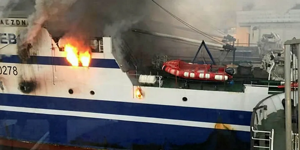 FRYKTER OLJELEKKASJE: Det var i går i 11-tiden det begynte å brenne om bord i tråleren som ligger til kai i Breivika i Tromsø. Båten kantret i 09-tiden torsdag og nå jobbes det med å begrense oljelekkasje fra tråleren.