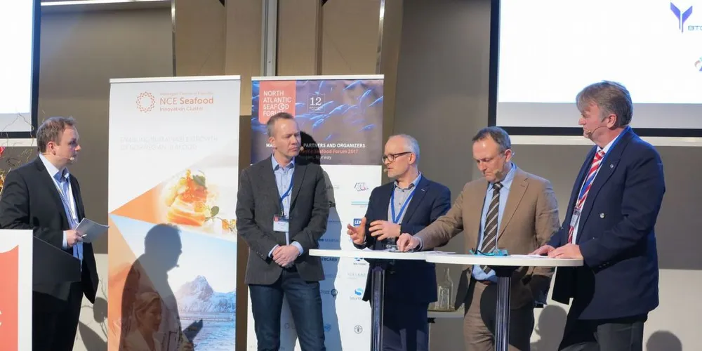DEBATT: Redaktør Joar Grindheim (t.v.) i IntraFish ledet debatten om utviklingskonsesjoner for laks, der Bendik Fyhn Terjesen i CtrlAqua, Øyvind Oaland i Marine Harvest, ordfører Jarle Skeidsvoll (KrF) og stortingsrepresentant Ove Trellevik (H) deltok. Foto: Nils Torsvik