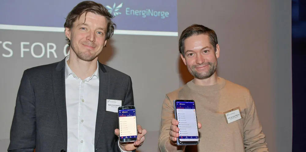 FREMTIDEN: Erik Jaques Wiborg, Erik Jaques Wiborg, medlem av ISO TC10, er strålende fornøyd med det nye digitale språket for vannkraften som vil være avgjørende i fremtiden. Her sammen med Martin Hviid Nilsen fra Energi Norge.