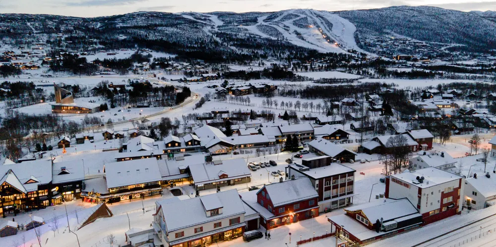 Formannskapet i Hol kommune i Hallingdal åpner for å gi fastprisavtale til alt næringsliv, alle innbyggere og hytteeiere i kommunen, skriver avisa Hallingdølen.