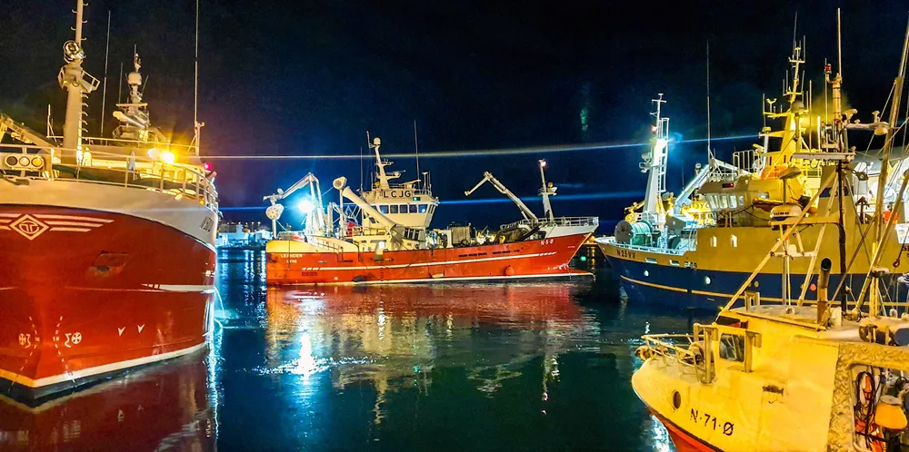 STIGMATISERING: Nå er det på an igjen, med denne stigmatiseringa av heil yrkesgruppe- fiskarane. Illustrasjonsbildet er fra fiskebåter på vei til levering.