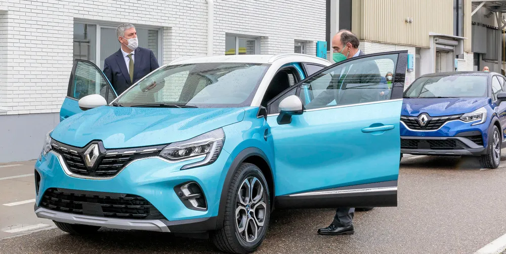 Ibedrola chairman Ignacio Galan (r) and José Vicente de los Mozos, industrial director and general manager of Renault Iberia (l) enter car
