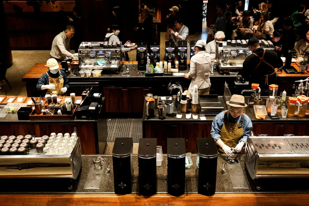 Verdens største Starbucks-utsalg er Starbucks Reserve Roastery i Shanghai (bildet). Nå vurderer Starbucks å selge deler av Kina-virksomheten til eksterne investorer.