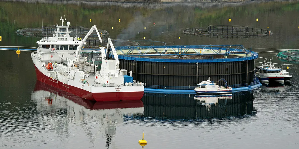 Aquatraz-merden til Midt-Norsk Havbruk var tømt og hevet da kraftig vind førte den av gårde og helt inn i fjæresteinene tirsdag kveld. (Arkivfoto: Midt-Norsk Havbruk)
