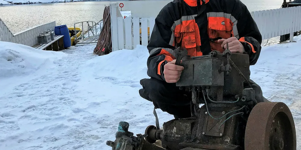 MOTOR-INTERESSERT: Reidar Monsen fra Gjerøy begynte tidlig å skru på båtmotorer. Nå er det motorer av det gode, gamle slaget som er mest interessante.