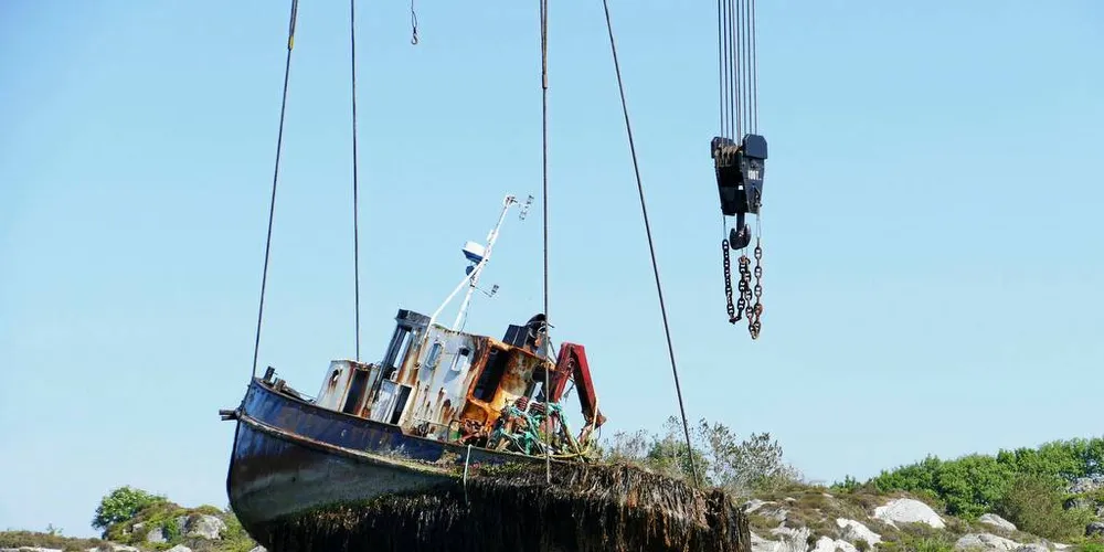 TOK TRE ÅR: Danske «Hebolift 9» løfter vraket av taubåten «Lomax» opp fra fjæresteine på Buarøy i Korsfjorden sør for Bergen.Foto: OLE ERIK KLOKEIDE
