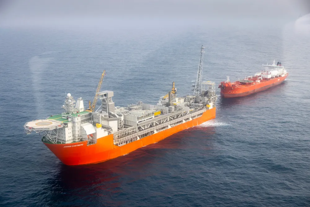 Johan Castberg-feltet i Barentshavet ble åpnet tidligere her. Her er det oljetankeren Sindre Knutsen som gjør seg klar til å laste olje feltet. Nå ventes det fallende investeringer på sokkelen.