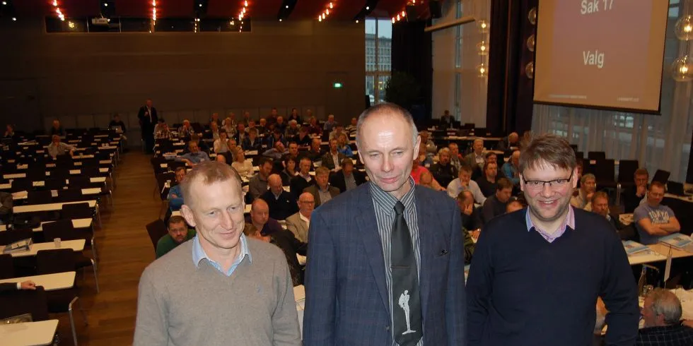Den nye ledertrioen i Fiskarlaget, med Kjell Ingebrigtsen (midten) som ny leder, og Kåre Heggebø (t.v) og Jonny Berfjord som nye nestledere, har landsmøtet bak seg i en oppfordring om å styrke statsbudsjettets poster som tilgodeser fiskerne. Foto: Nils Torsvik