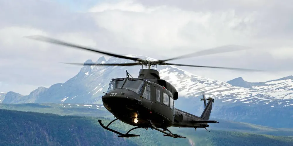 I BEREDSKAP: – Helse Nord vil ha Forsvarets Bell-helikopter i beredskap i Kirkenes til 2. august. Dette er forresten de samme helikoptrene som regjeringen vil flytte sørover. Det er vi imot.Foto: Peder Torp Mathisen / Forsvaret