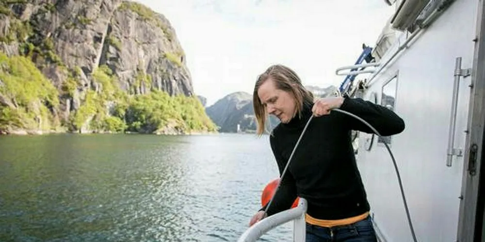 Toktleiar Tina Kutti filmar havbotnen med sledekamera i bestemte linjer på kartet. Opptaka går på ein skjerm inne i «Hans Brattström» og blir også lagra.Foto: Erlend A. Lorentzen / Havforskingsinstituttet
