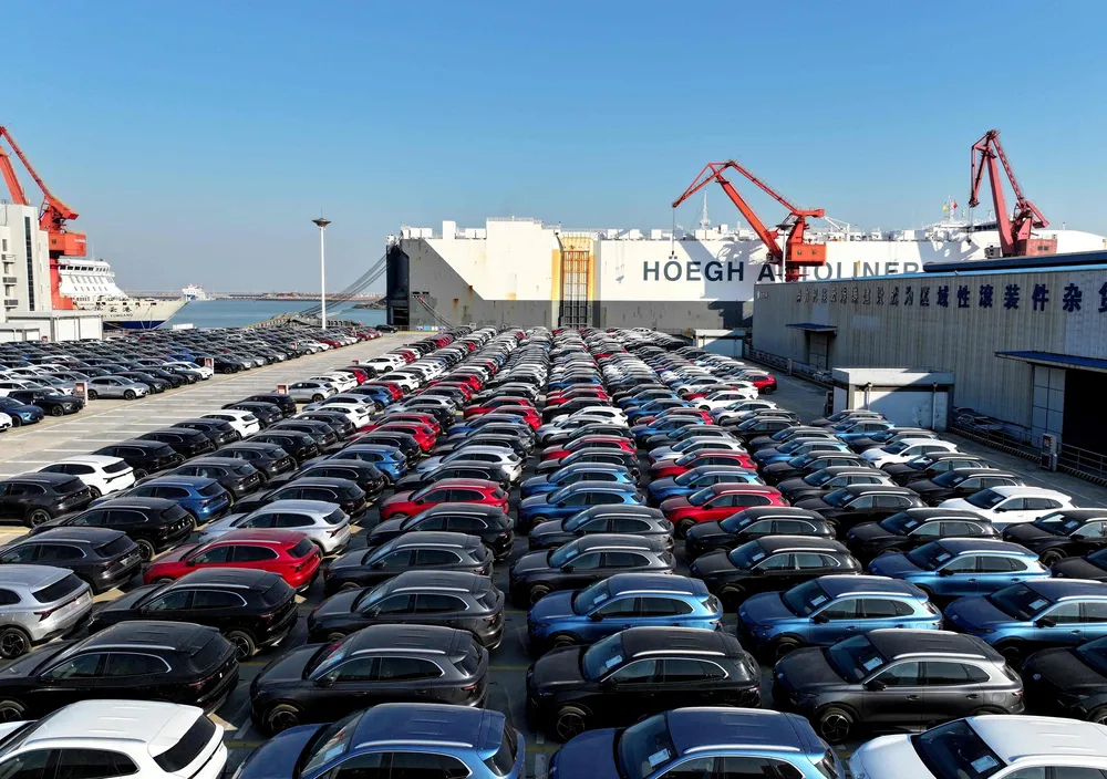 Kina har på kort tid blitt verdens største eksportør av biler – i all hovedsak elektriske biler. Her fra Lianyungan-havnen i Jiangsu før helgen.