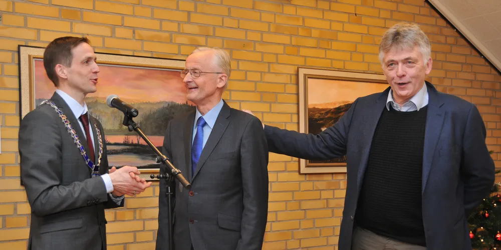 Meløys ordfører Sigurd Stormo (t.v.) overrekker kommunens næringspris til oppdretter Inge Egil Kristoffersen, som er flankert av Per Jørgen Haugan som er daglig leder Nordland Akva AS. (Foto: Connie Slettan Olsen)