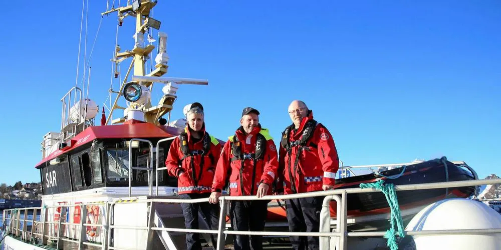 HEKTISK: Maskinist og dykker Olaf Petersen, skipper Hallstein Nilsen og styrmann Svein-Egil Lorentsen om bord RS «Knut Hoem» har hatt mye å gjøre de siste ukene. Foto: Silje Helene Nilsen