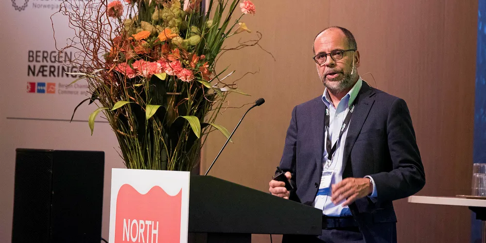 Konsernsjef Andrés Lyon i Multiexport holder foredrag på konferansen NASF i Bergen. Arkivfoto