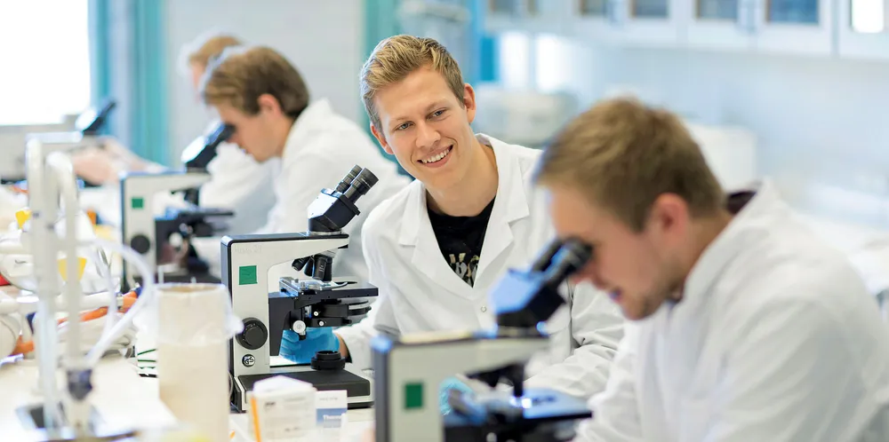 Illustrasjonsfoto av studenter på ett av laboratoriene til Norges fiskerihøgskole.
