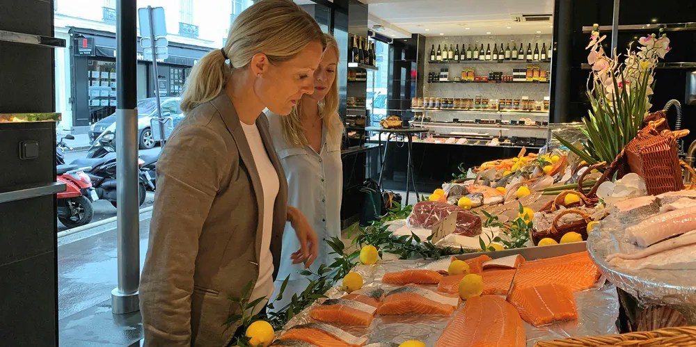 Norsk laks i butikk i Paris.