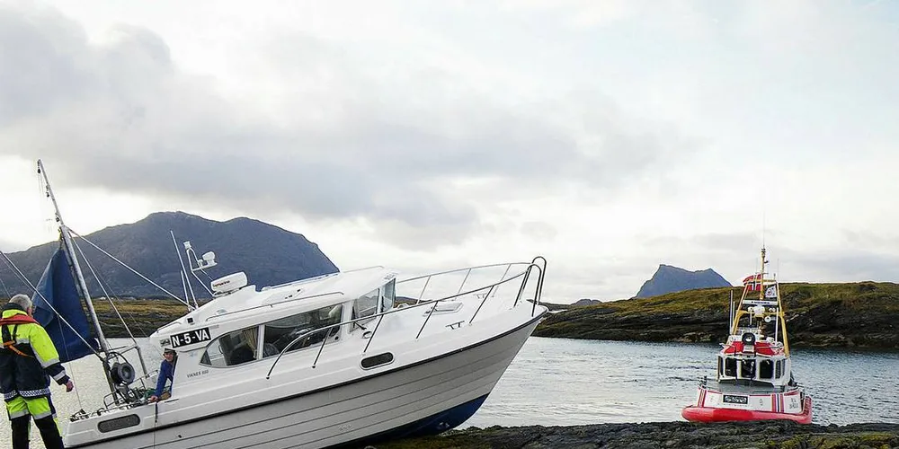 FORLIS: Sjark på land på nordsiden av Vega. Redningsselskapet kom til unnsetning.