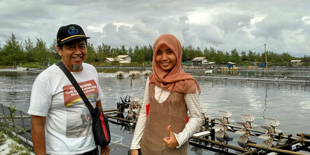 JALA Tech CEO Liris Maduningtyas (right) with customer Ilham Priyanto (left).