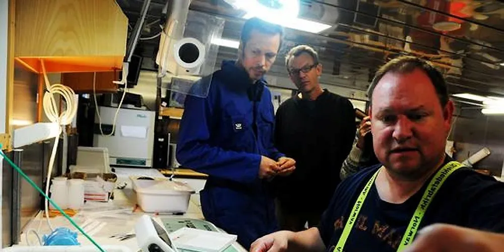 Toktleder Aril Slotte (til høyre) tar prøver av en sildefangst. - Det kan være andre forhold vi kan være uenig i, men akkurat i denne saken er det viktig å gi fiskerne honnør, sier han i forkant av årets gytetokt på NVG-sild. Foto: Kjartan Mæstad/Havforskningsinstituttet