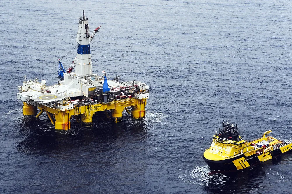 En route: Transocean semisub Polar Pioneer continues journey to Alaska