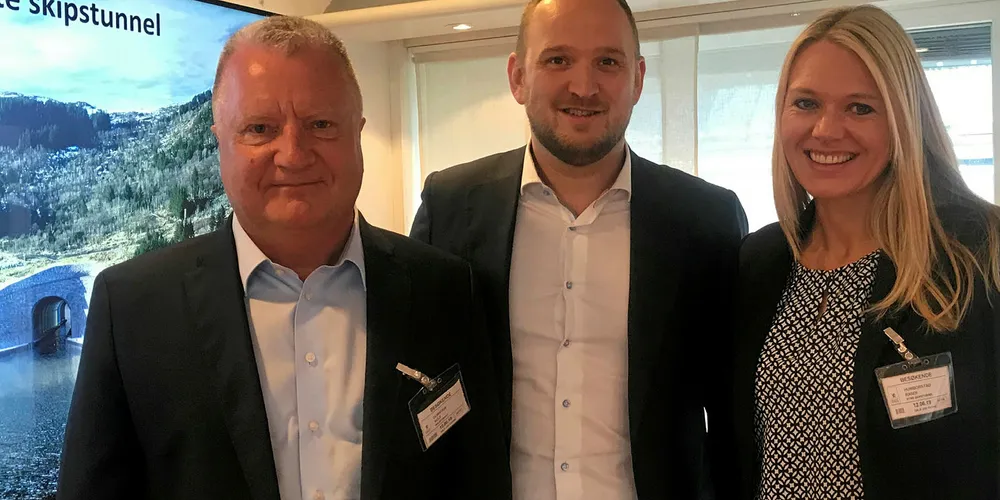 MINISTERMØTE: Fra møtet med samferdselsminister Jon Georg Dale 12. juni. På bildet er styringsgruppen for Stad skipstunnel, representert ved Rolf Domstein og Randi Paulsen Humborstad.