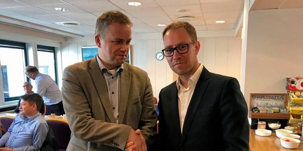 Paul Magnus Oma, administrerende direktør i Sildelaget og Sverre Johansen, direktør i Sjømat Norge, Industri. Her under forhandlinger om minstepris på sild tidligere i sommer.Foto: Kjersti Sandvik