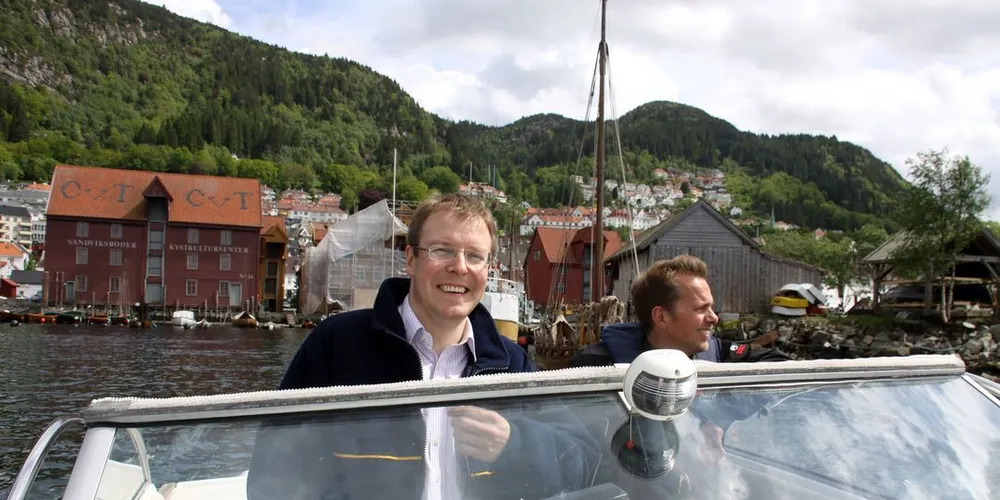 Pål Korneliussen (t.v) og Øystein Hage skal ikke legge ned vitsespalten i avisen. Det var bare en aprilspøk.