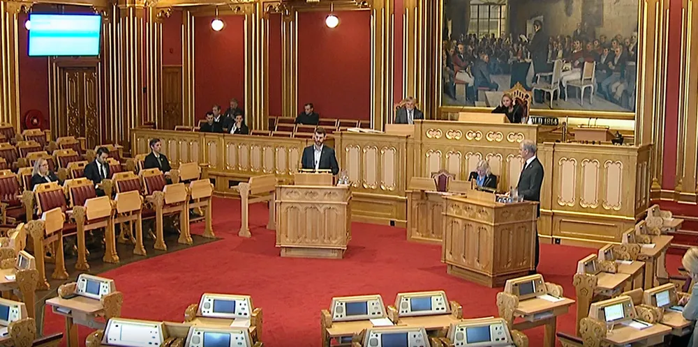 Rødt-leder Bjørnar Moxnes argumenterte i Stortinget om et topris-system på strøm, men klarte ikke å overbevise statsminister Jonas Gahr Støre.