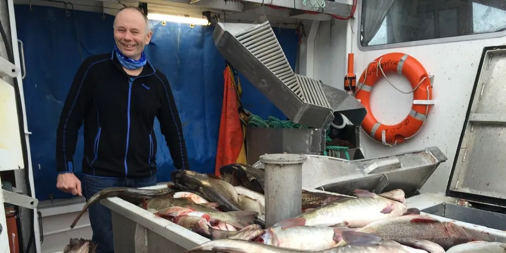 Leder i Norges Fiskarlag, Kjell Ingebrigtsen, leverer lofottorsk ved Gadus Norway i Henningsvær. Foto: Terje Jensen