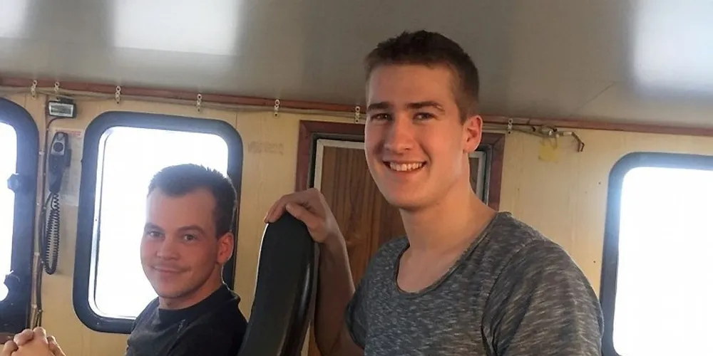 Anders Sørensen (t.v.) og Erlend Johansen har kjøpt seg egen båt som de jobber på i friperiodene. Foto: privat