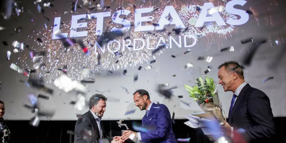 FEST: Kronprins Haakon overrakte prisen til daglig leder Kristian Johnsen. Sjefredaktør Amund Djuve i Dagens Næringsliv til høyre. Foto: Javad Parsa, DN