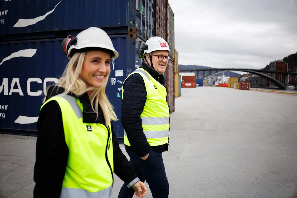 På få år har selskapet K2 Project Forwarding blitt en stor logistikkaktør i energisektoren. Her er operasjonell direktør Ida Ullestad Misje og toppsjef Leif Arne Strømmen i Bergen havn.