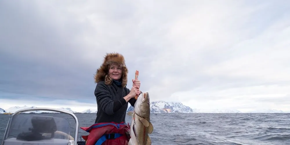 - Fiskerne er bra folk alle sammen. Jeg har godt kontakt med noen av dem, særlig dem som ligger til kaia mi, sier Cecilie Haaland. Selv er hun kunsthåndverker og ivrig fritidsfisker. Foto: Kristin Folsland Olsen