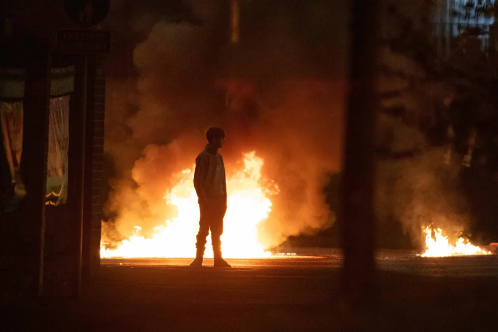 Skjør fred. I fjor vår brøt det ut uroligheter i protestantiske nordlige Belfast i protest mot en «ny grense» mot Storbritannia. Frykten er at sekteriske stridigheter skal bluss opp på ny.