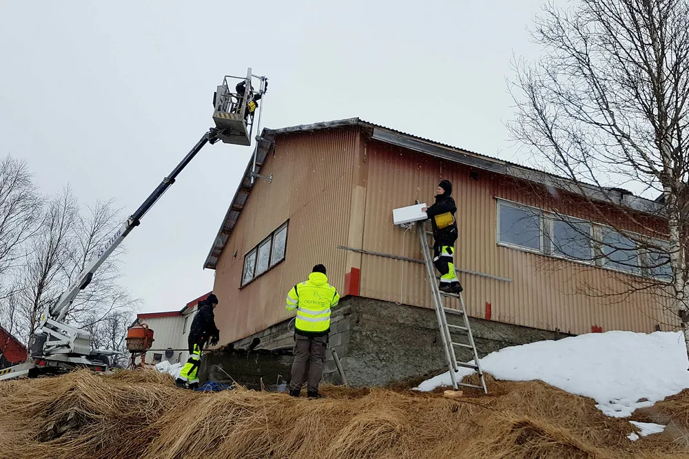 Telenor-selskapet Norkring og NRK setter opp over 250 dab-sendere i tillegg til dem som var montert da dab-nettet ble rapportert «ferdig utbygd» i 2014. Mange av dem er småsendere lik den som monteres på dette bildet. Foto: Norkring