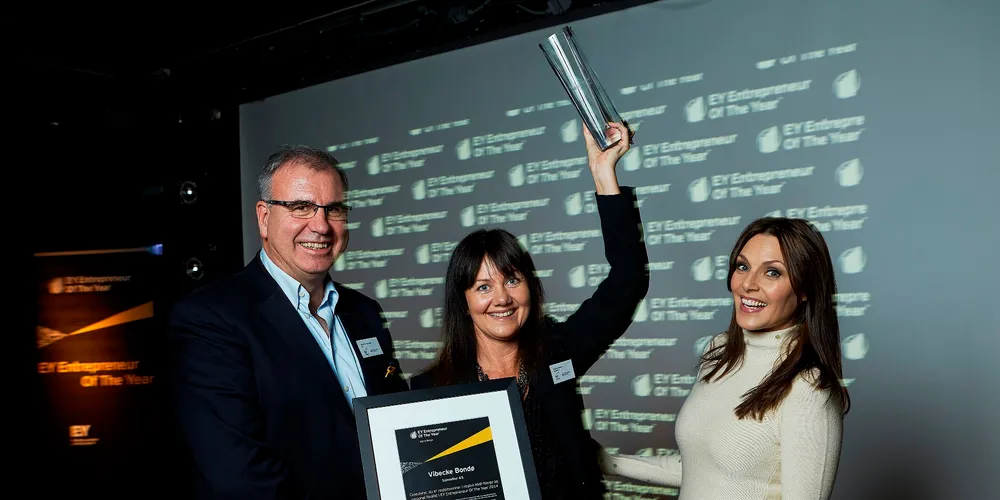 Arkivfoto: Helge G. Lorentzen, ansvarlig for EY Entrepreneur Of The Year Region Midt-Norge, daglig leder Vibecke Bondø i SalmoNor, og konferansiér Mona Grudt.