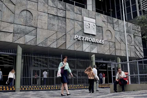 Petrobras bondholders push for default