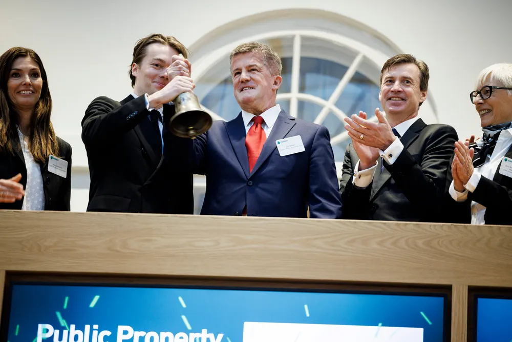 Finansdirektør Ylva Göransson i Public Property (fra venstre), Theodor Melder, SBB-gründer og tidligere sjef i Public Property Ilija Batljan og børsdirektør Øivind Amundsen under børsnorteringen av Public Property i april i fjor.