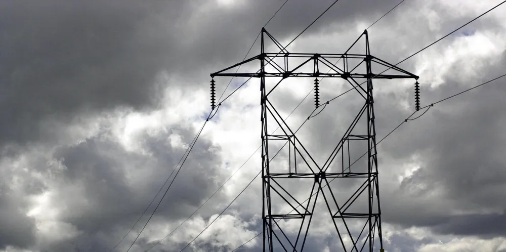 Kraftlinjer i fjellet ved Øvre Årdal.Mellom Øvre Årdal og Turtagrø. Skyer, dramatisk belysning. Kraft. Kraftforsyning. Kraftlinjer. Strøm. Strømforsyning. Strømlinjer. Elektrisitet. Høyspentledninger. Høyspentmaster. . Kraftlinjer.