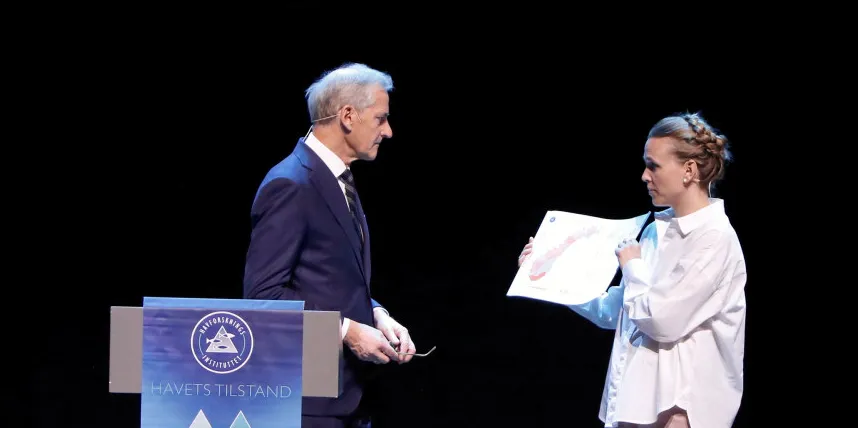 Statsminister Jonas Gahr Støre fikk overlevert førsteutgaven av det nye kartet av forsker Johanna M. Aarflot. Ministeren og forskeren er flankert av fra venstre havforskningsdirektør Nils Gunnar Kvamstø og programleder Frode Vikebø etter årets havtale 22. juni i Bergen.