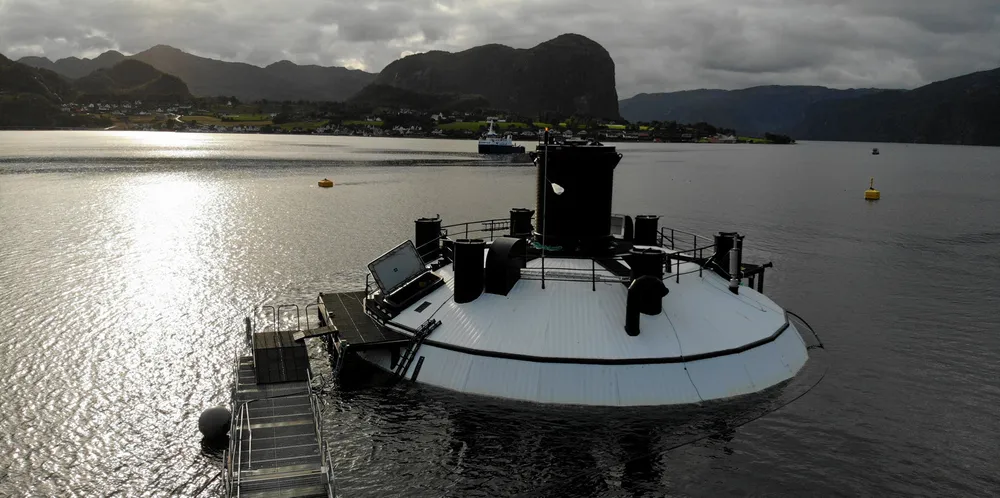 En del av framtidens oppdrett - den semilukkede merden Fishglobe ligger i Lysefjorden utenfor Stavanger.