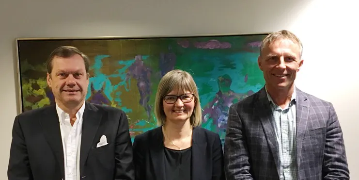 Avtalen om kjøp av Profunda ble inngått mellom styreformann Michel Andvord i Profunda (t.v.), administrerende direktør Nina Santi i AquaGen, og daglig leder Helge Ressem i Profunda. (Pressefoto)