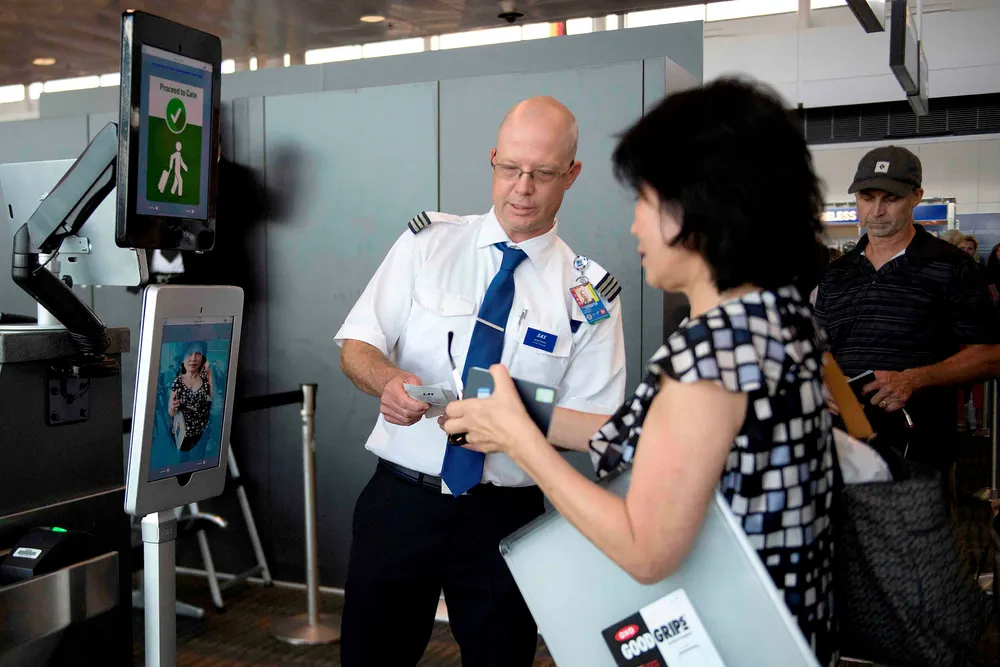 Ansiktsgjenkjenning er en slik løsning som har mange personvernutfordringer. Her en kvinne på den Internasjonale flyplassen i Dulles i USA, hvor ansiktsgjenkjenning blir benyttet.