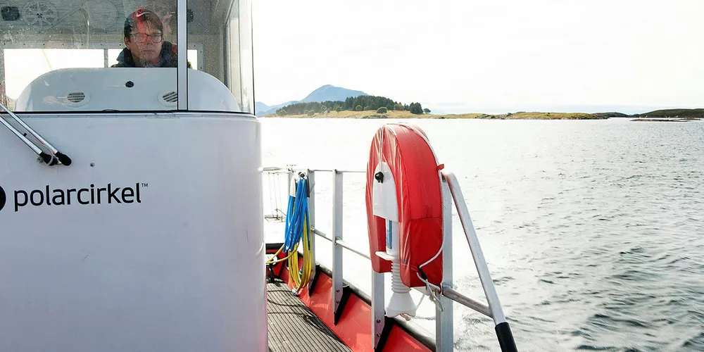 TAR FØRINGEN: Daglig leder ved Selsøyvik Havbruk, Martin Sæterstad Kulseng, om bord i den nye transportbåten som ennå ikke er døpt.