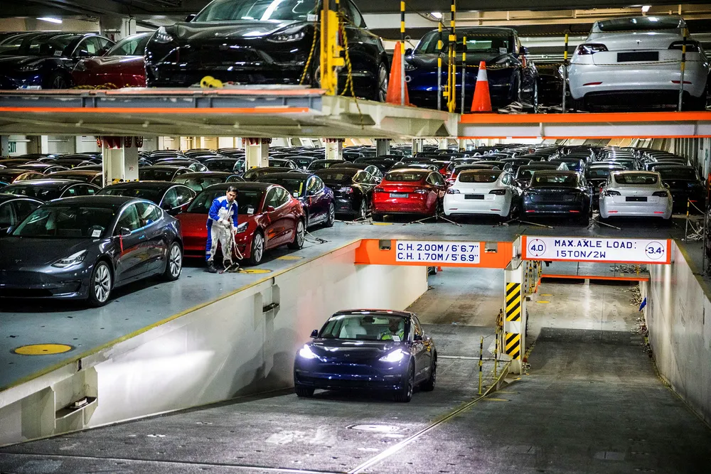 Til tross for rekordsalg av nye Tesla-modeller, falt salget av nye biler i fjor. Fallet startet allerede i januar 2019.